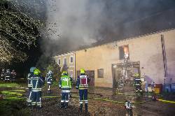 11 Feuerwehren verhinderten Großbrand in Wolfsbach