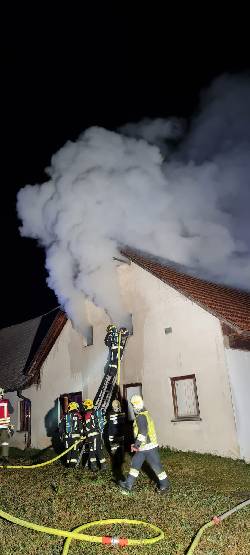      6 Feuerwehren zu Dachstuhlbrand in Ferschnitz alarmiert 