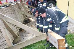 Feuerwehr-Katastrophenhilfsdienst errichtete bei Übung Brücken