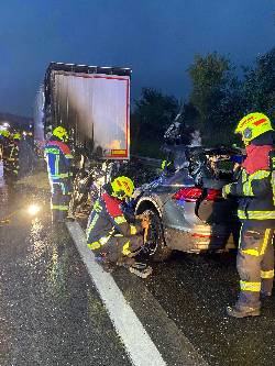 Feuerwehren St. Georgen und Krahof zu schwerem Verkehrsunfall auf A1 ausgerückt