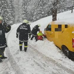 Feuerwehren im Bezirk Amstetten immer wieder zu Fahrzeug-Bergungen alarmiert